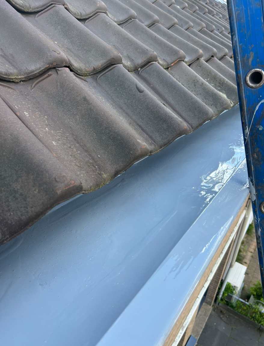 Dakgoot onderhoud door Kooymans Dakdekkers