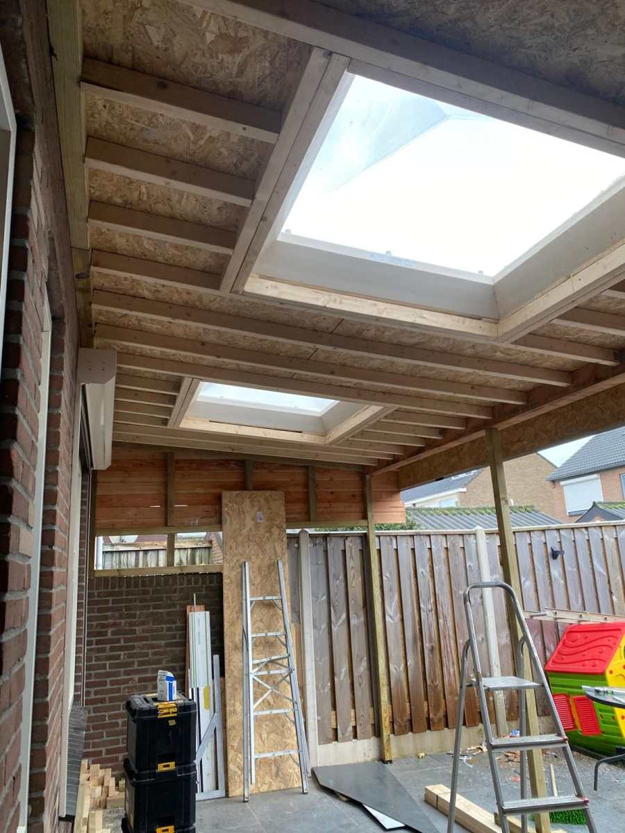 Hellend dak isolatie van binnenuit